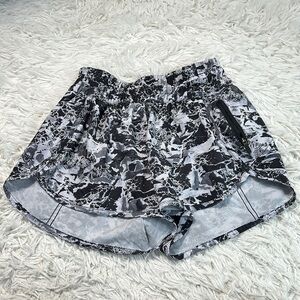 Lululemon Tracker Short V 4" Interlaced Alpine White Black / Black